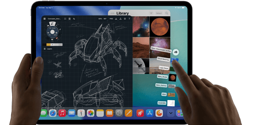 iPad Pro, Farbe Space Schwarz, die linke Hand einer Person hält das Gerät, die rechte Hand passt mit Gesten mehrere geöffnete App Fenster an, darunter eine Zeichenapp mit Skizzen von mechanischen Designs, eine Fotomediathek mit Planeten und Weltraumbildern und Dateien im Download-Ordner, die nach oben hin aufgefächert werden