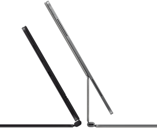 2 iPad Pro Geräte, befestigt am Magic Keyboard, Seitenansicht, dünnes Profil, Farbe Space Schwarz mit Lautsprechern und USB‑C Anschluss, halb geöffnet und geneigt, Farbe Silber, geöffnet, nach hinten geneigt, um das schwebende Design der Tastatur, die Lautsprecher und das Mikrofon zu zeigen