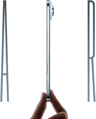 Ein iPhone Air wird zwischen Daumen und Zeigefinger gehalten, Seitenansicht, Farbe Himmelblau, sehr dünnes Profil, Fusion Kamera-System, Tasten: Seite, Kamerasteuerung