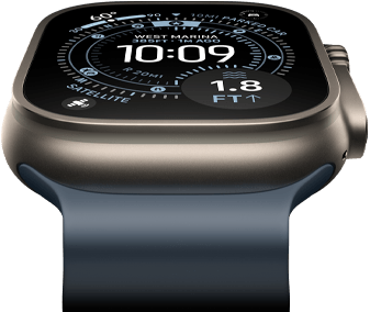 Apple Watch Ultra 3, nach vorn geneigt, Titangehäuse Natur, Kompass auf dem Orientierung Zifferblatt, Ocean Armband Maritimblau